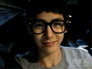 戴眼镜吃瓜娱乐圈博主,揭秘娱乐圈幕后真相